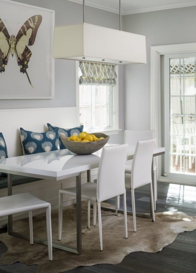 الفراشة تشبه صاحبة المنزل فوق مائدة الطعام بالمطبخ