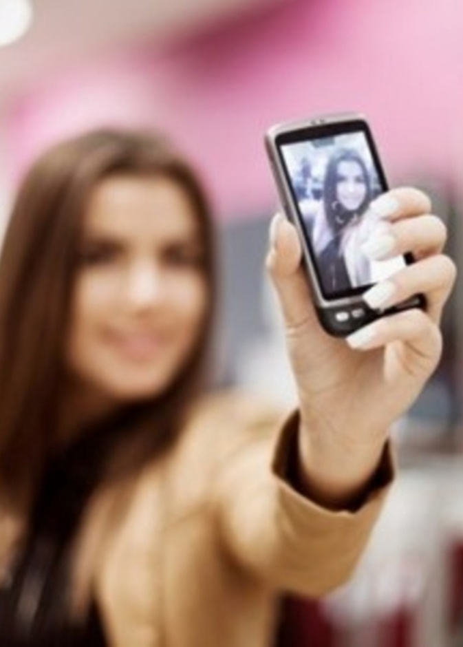 مصرع طبيبة تحت اقدام فيل بسبب سيلفي