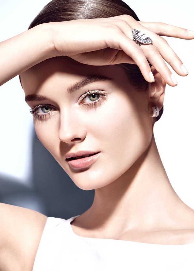 بشرة محمحية مع UV Essentiel من Chanel
