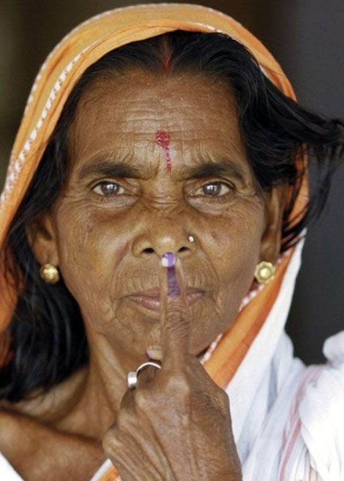 عجوز تلد طفلها الاول