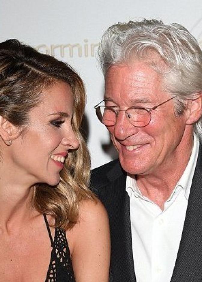 ريتشارد جير 66 عاما لا يستطيع اخفاء حبه لصديقته ذات الـ 33 عاما