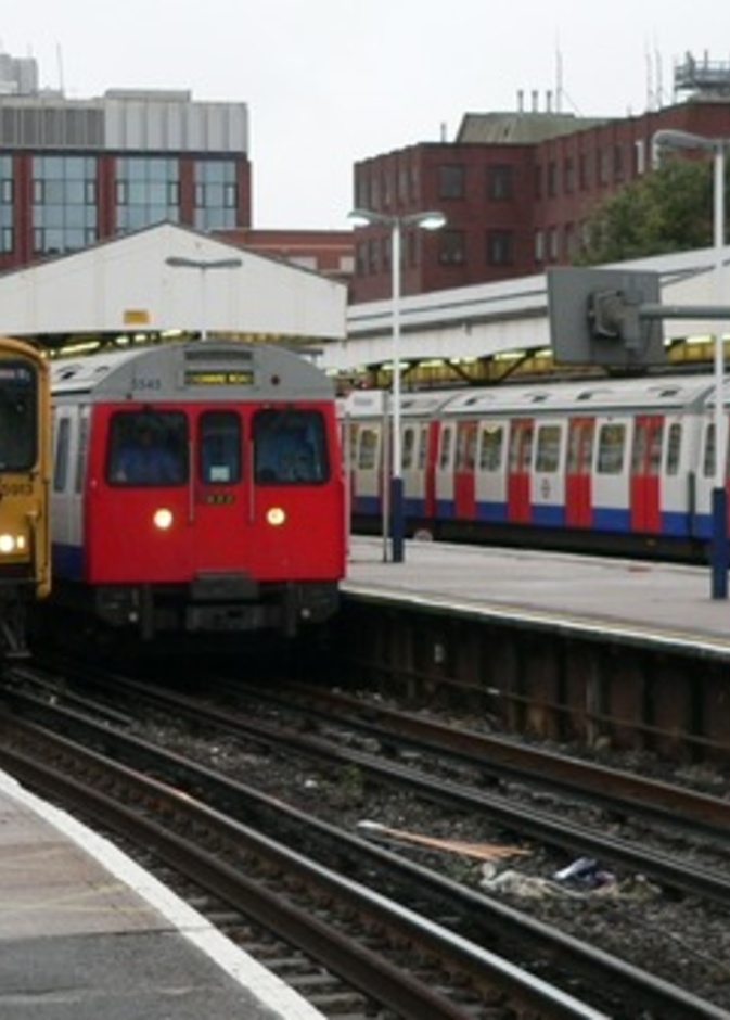 نجاة رضيع من الموت دهسا تحت عجلات القطار