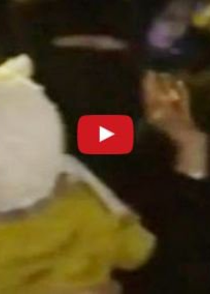 الزوجة وهي تحمل طفلها في الفيديو