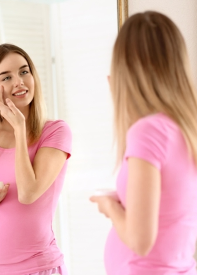 5 خلطات طبيعية من ماء الورد للعناية بجمال الحامل