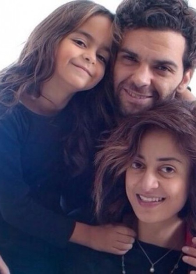 ياسمين ابنة نجلاء فتحي مع ابنتها وزوجها