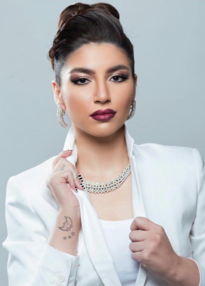 طقم من تصميم منى الحسن