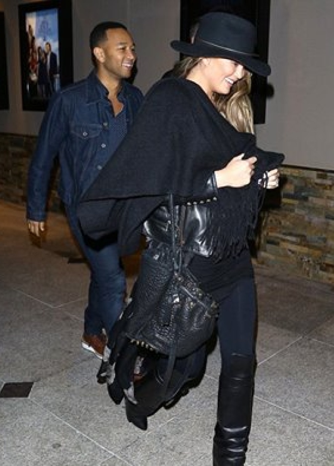 جون ليجند يصطحب زوجته كريسي تايجن إلى السينما بعد معركة حامية على تويتر مع دونالد ترامب