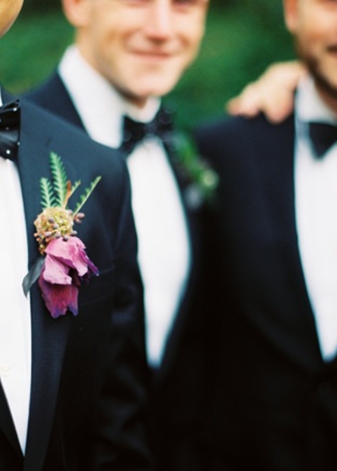 وللعريس.. باقات زهور صغيرة لتكتمل أناقة بدلته