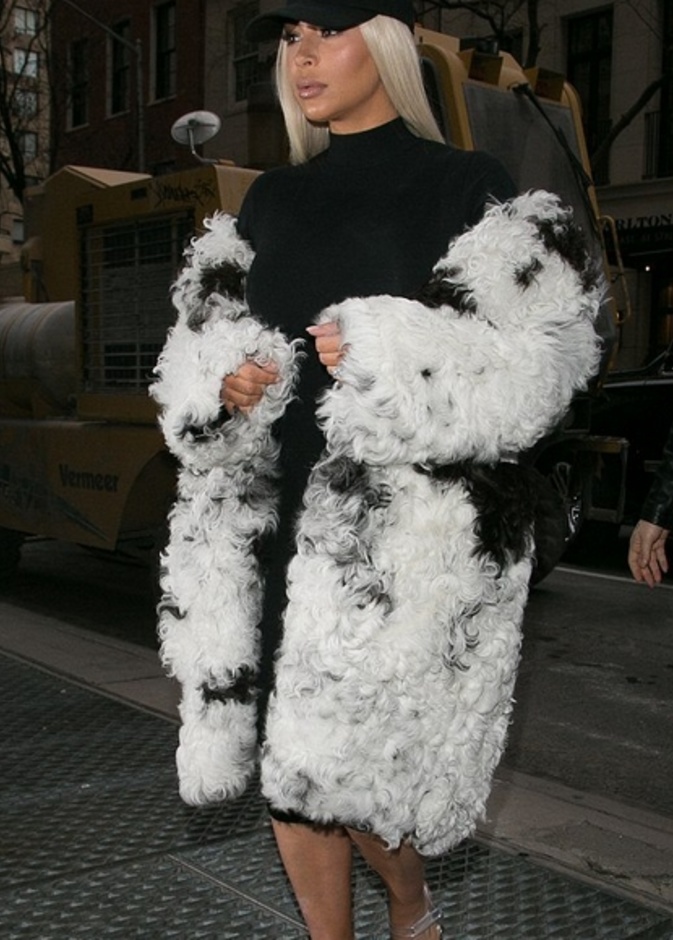 المعطف الكبير و الحذاء البلاستيكي