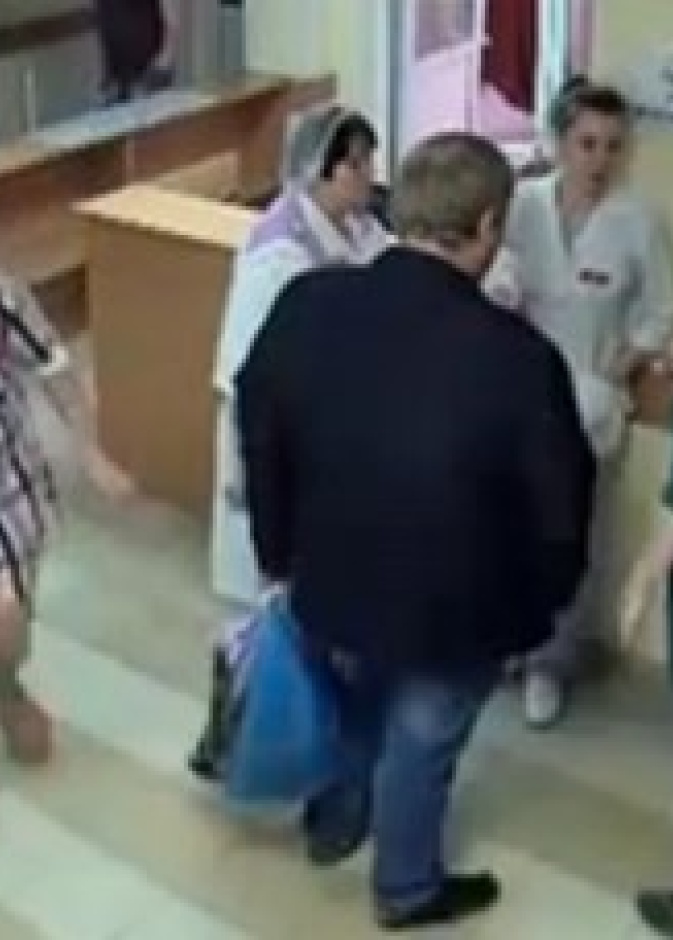 امراة تسرق طفلة من مستشفى امام اعين الاطباء