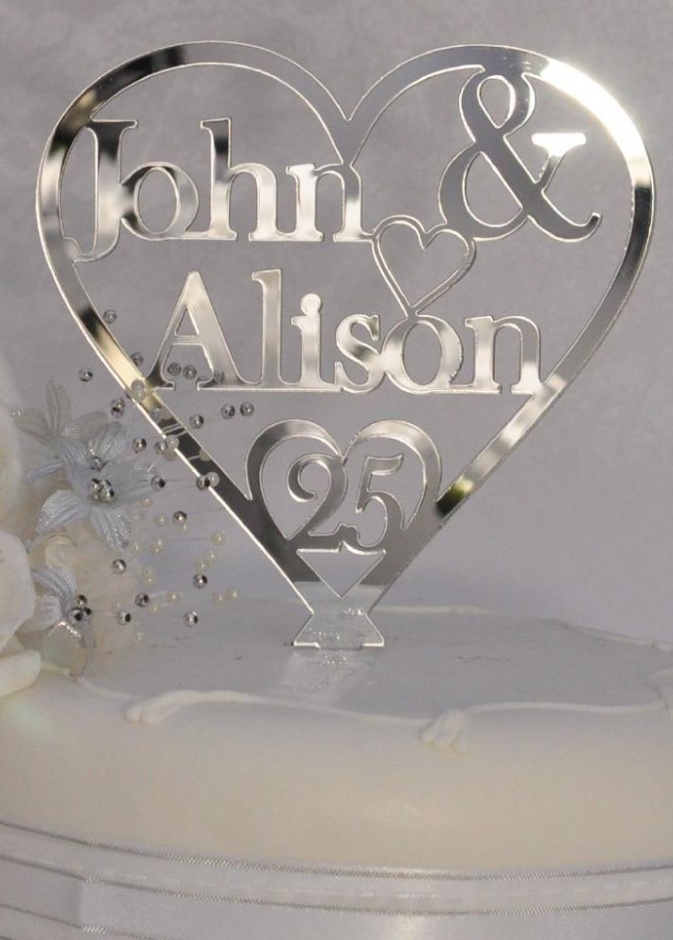 اعتماد اللون الفضي لزينة كيكة الزفاف