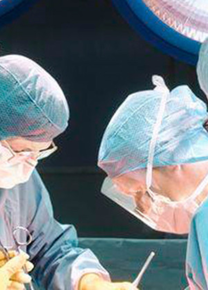 فريق سعودي يجري عملية جراحية دقيقة