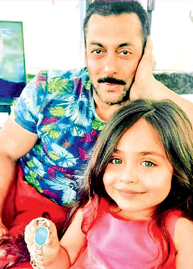 سيلفي سلمان والطفله