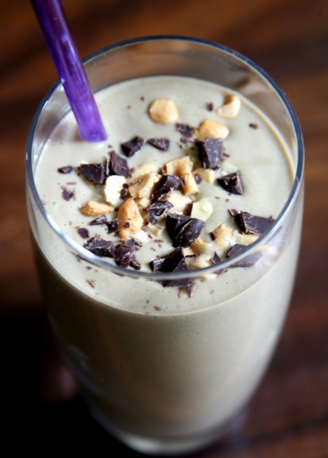 سموثي يحتوي على الشوكولاتة والموز والكاجو لتخفيف اوجاع الدورة الشهرية