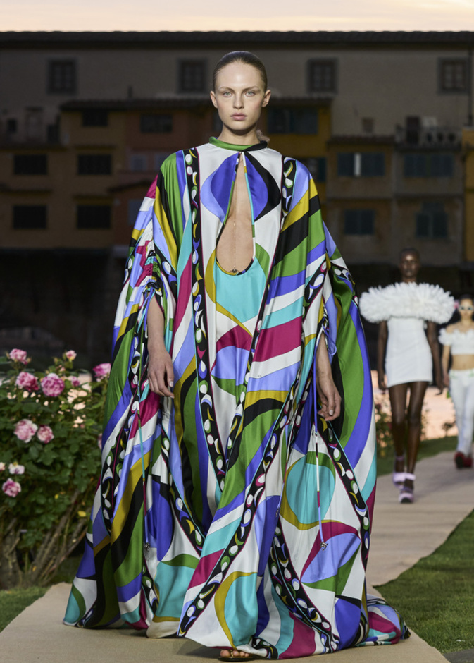 إطلالة بألوان لافتة وباردة منعشة ومريحة للنظر من Pucci