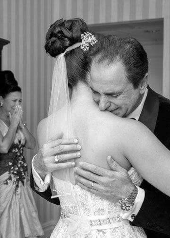 بالصور: والد العروس بين دموع الفرح والحزن