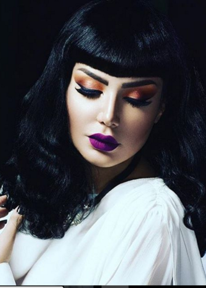 امل العوضي اعتمدت الحواجب العريضة والرموش الكثيفة في اطلالتها الجديدة