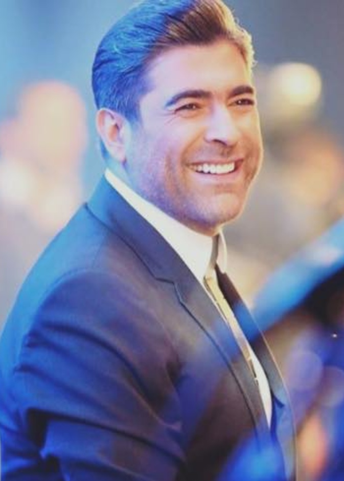 وائل تقبل هدية المعجبة