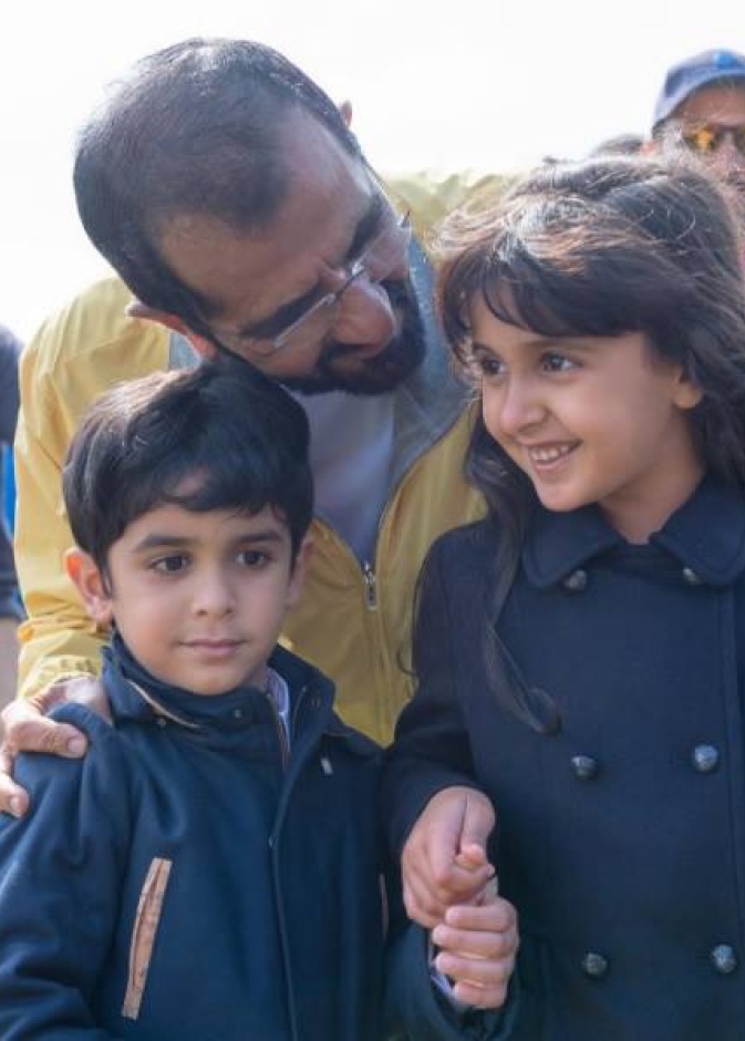 الشيخ محمد بن راشد في صورة جميلة مع أحفاده في وندسور - بريطانيا