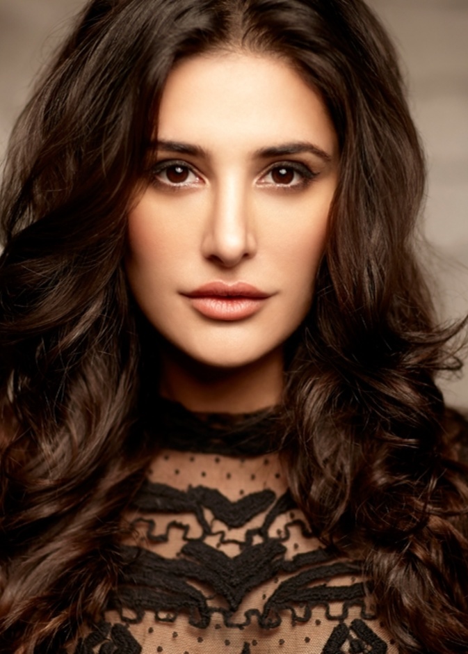 نرجس فخري تسافر إلى نيويورك بعد اصابتها بالمرض