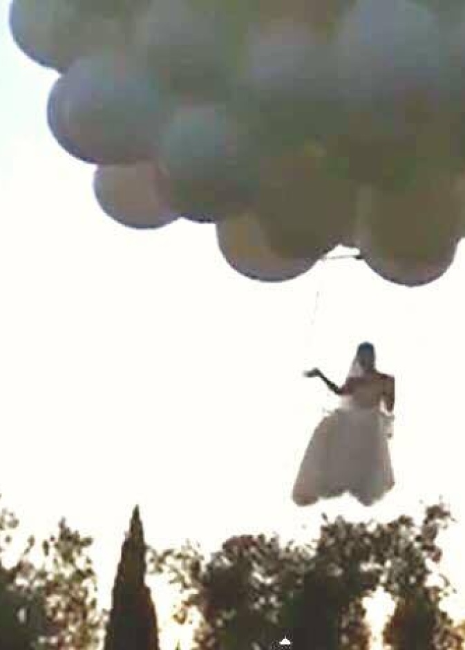 طارت العروس في السماء