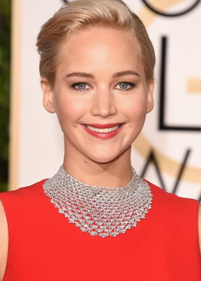 Jennifer Lawrence جينيفر لورانس متالقة بمكاج سموكي ناعم