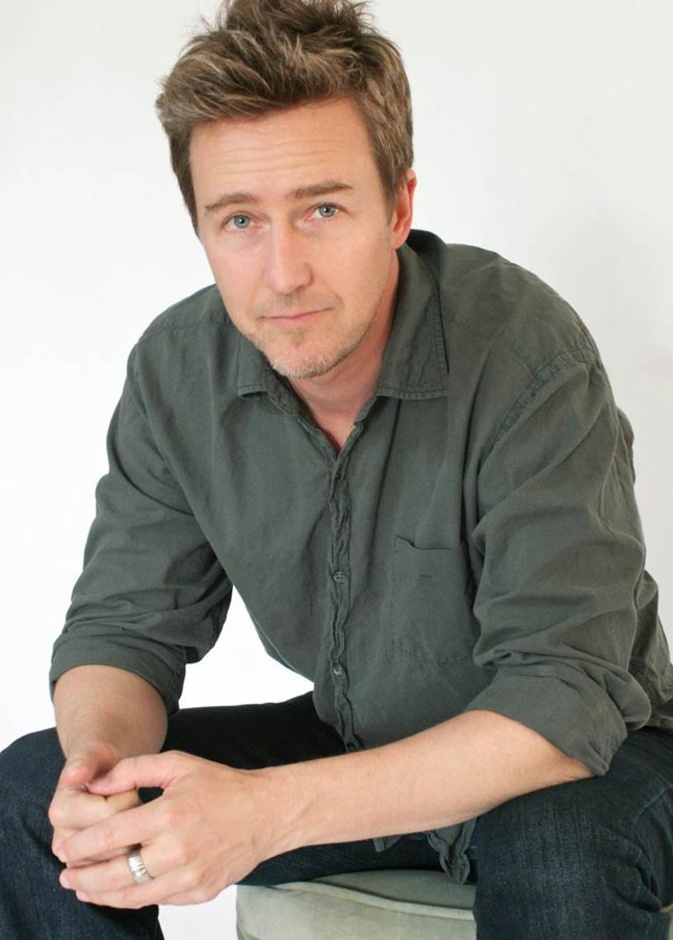 إدوارد نورتون جمع 400 ألف دولار للاجىء سوري