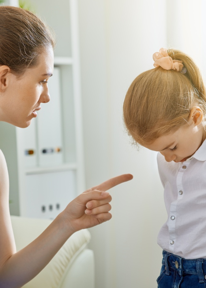 ما هو العقاب الأنسب للطفل عند قيامه بتصرفات خاطئة؟ 