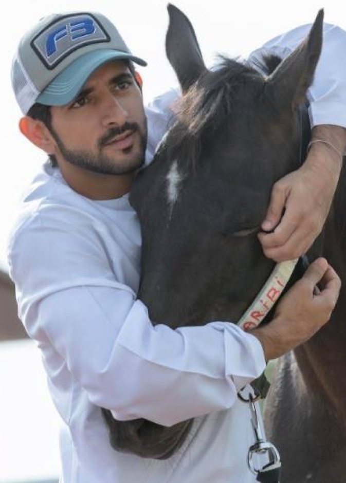 فزاع يبدأ يومه بعناق حميم مع الخيل ويصفها بالبداية المثالية!