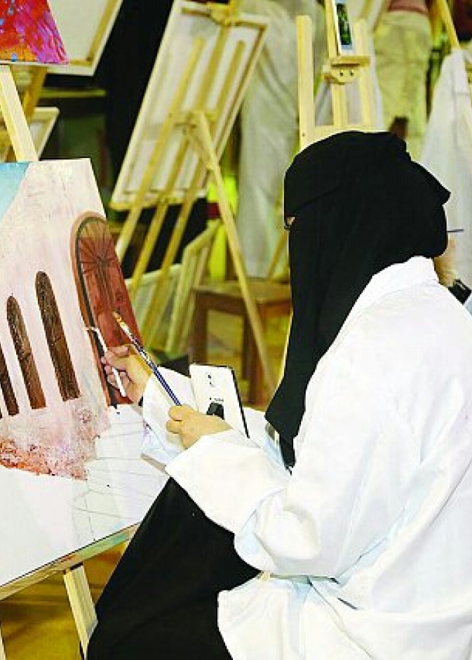 من الفنانات المشاركات في معرض عبير الاحساء