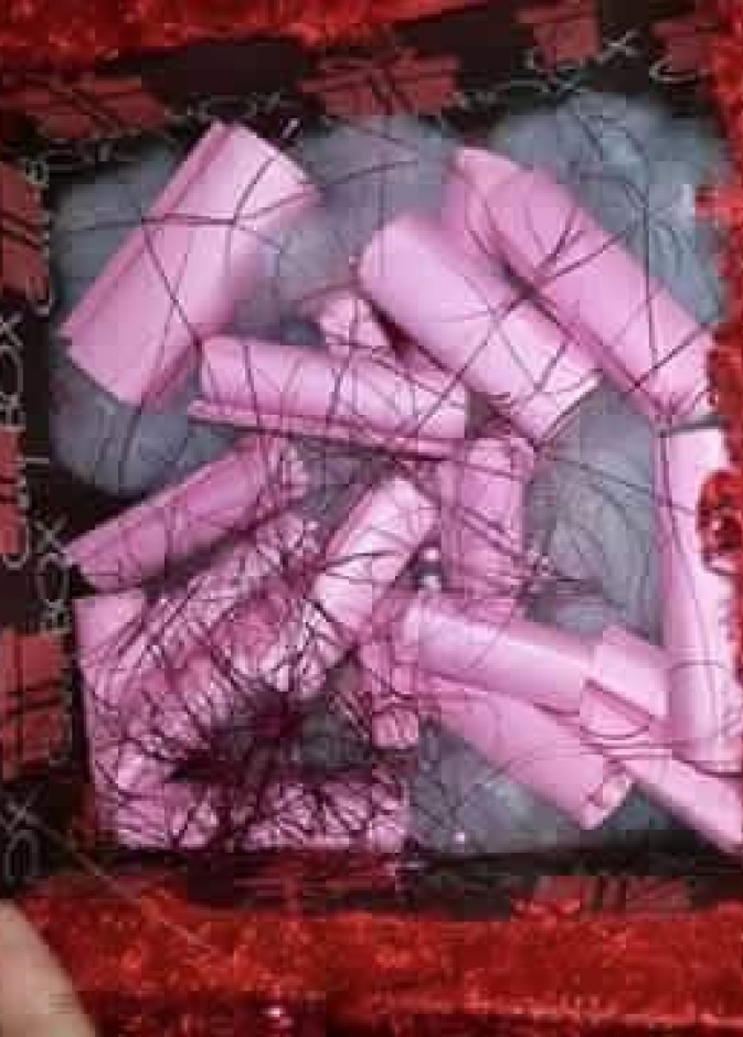 الهدية التي قدمتها الزوجة هي عبارة عن صندوق هدايا 