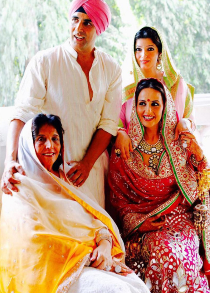 والدته ارونا باتيا وزوجة الممثلة المعتزلة تونكل كانا وشقيقته الكا باتيا