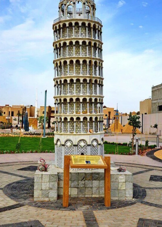 مجسمات عالميه في حدائق الرياض 