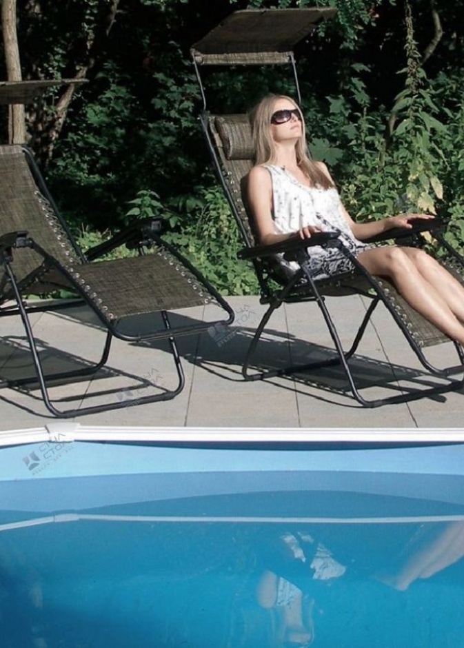 الشيزلونغ هو الكرسي الامثل لجلسة المسبح، مع تصميم من kreslo