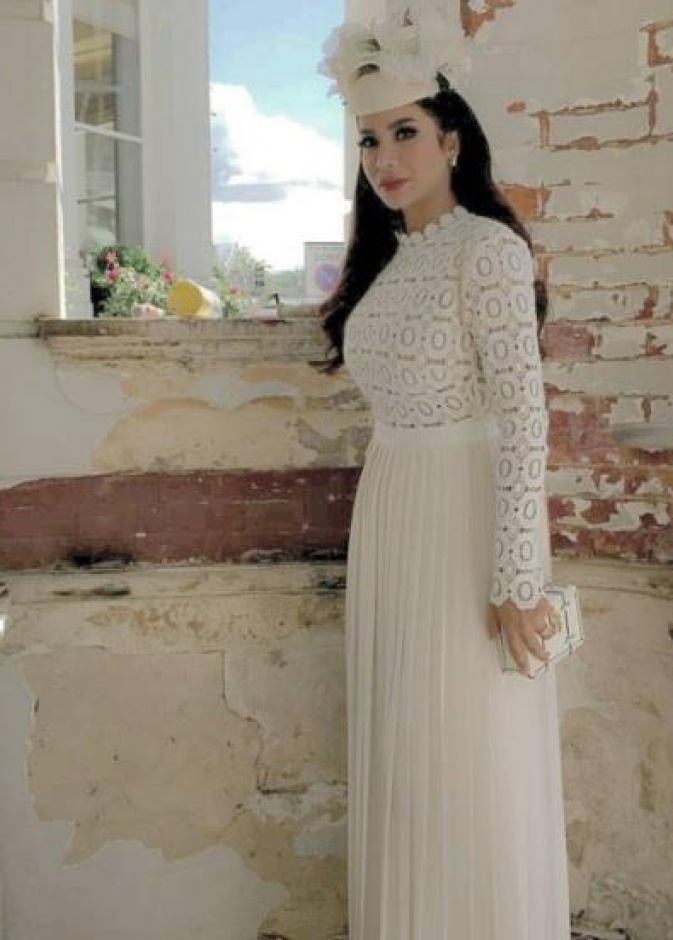 لجين عمران تتألق بالأبيض في رويال آسكوت بعدسة محمد سعيد حارب