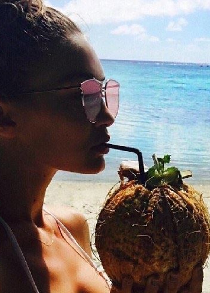 جيجي حديد تستمتع بشرب عصير جوز الهند خلال عطلتها مع زين مالك