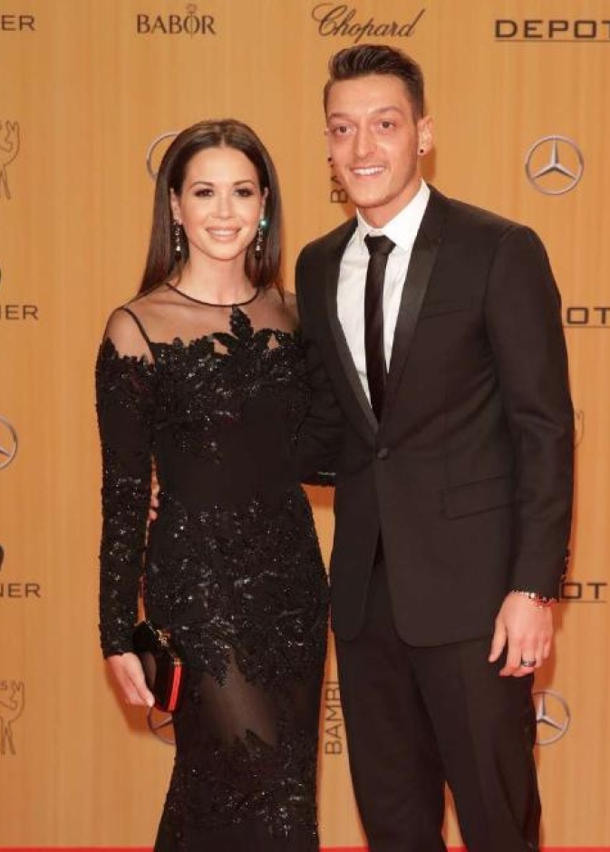 أوزيل مع صديقته السابقة ماندي كابريستو