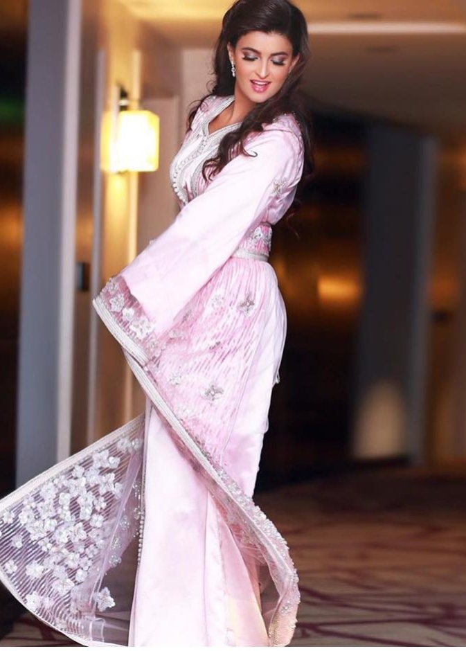 علا الفارس تتألق بثوب زهري اللون اليوم في السعودية