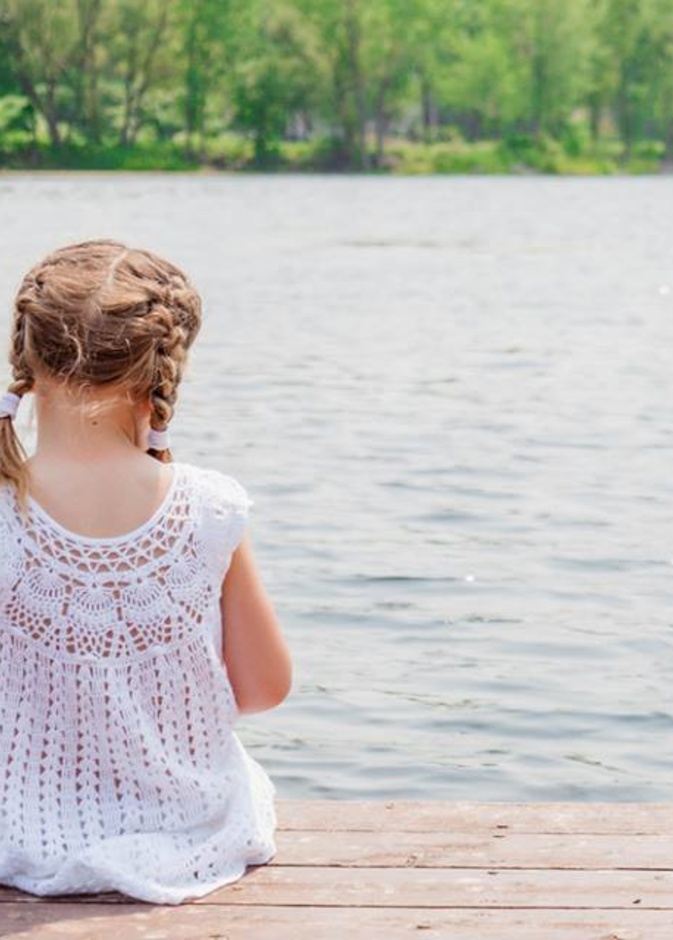 شاهدوا رد فعل طفلة هددتها أمها بإلقائها في النهر تأديبا لها