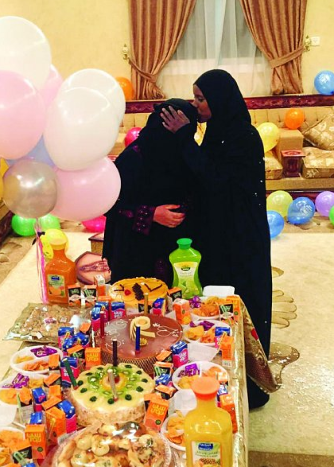 ربة المنزل في حفل وداع عاملتها