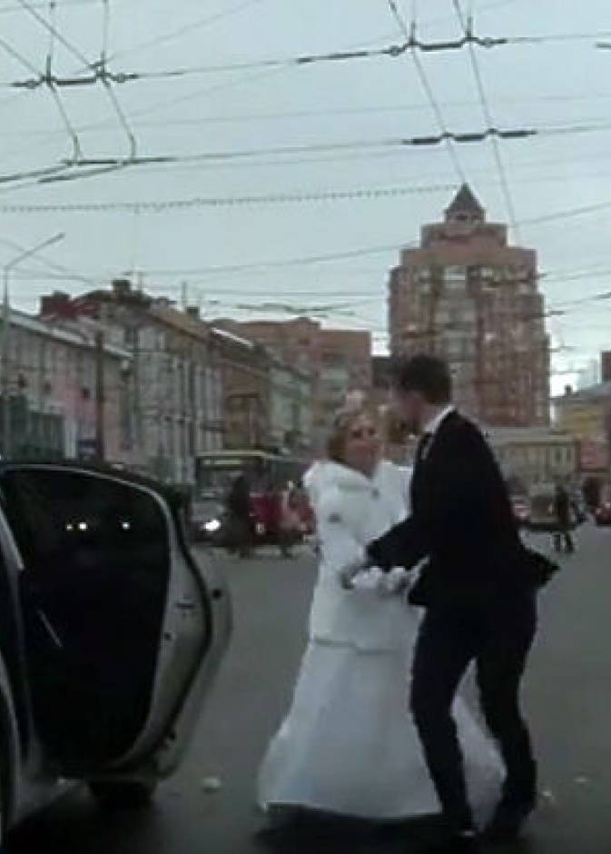 شحار عنبف بين عروسين