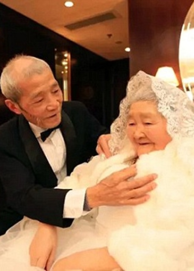 ثمانيني يستأجر 220 غرفة فندقية في يوم الحب!!