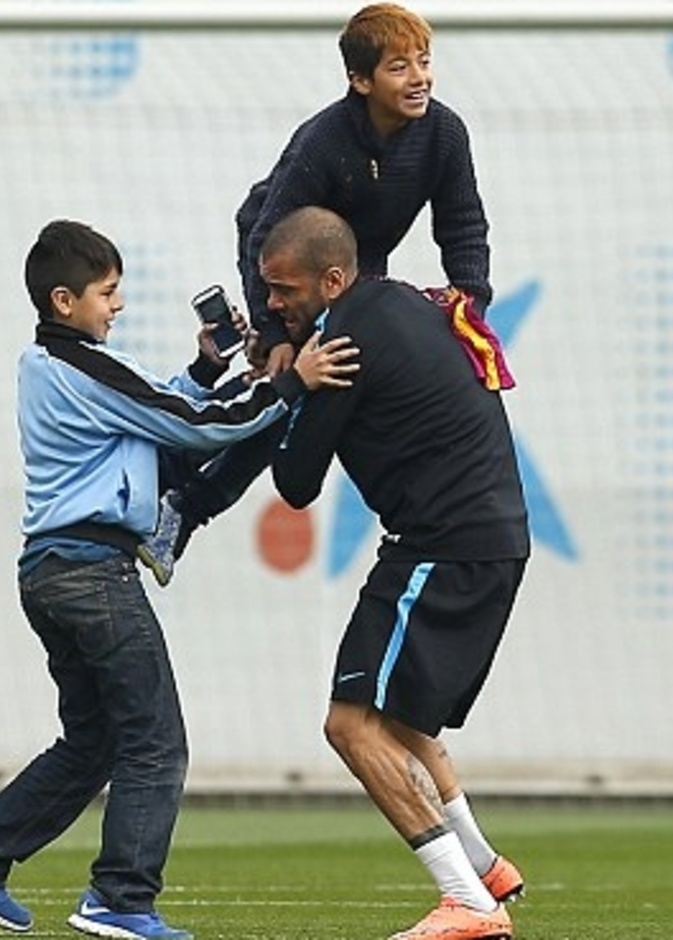 شاهد: اطفال يتسللون لتدريبات فريق برشلونة الأول