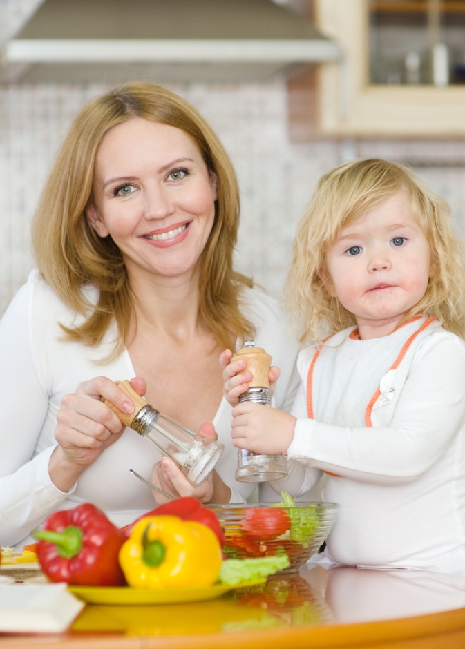 بأمر الأطباء .. هذه الأطعمة لا يجب على الأم تقديمها للطفل أبداً