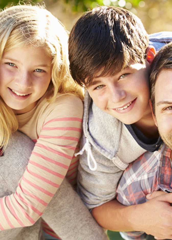 دور الأب في تعزيز مكانة الأم في الأسرة