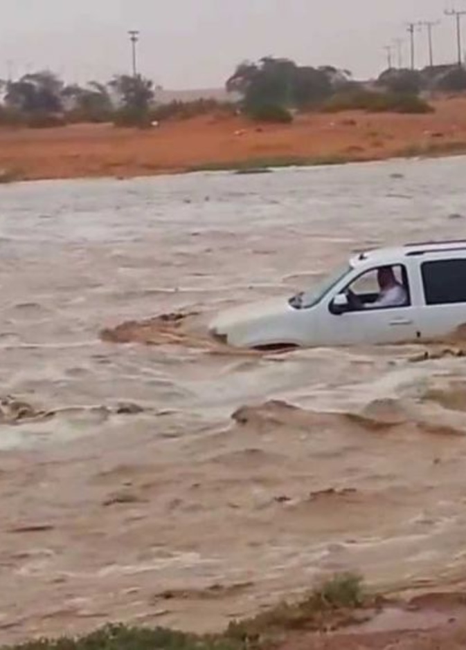 السيول سبب في غرق الكثير من السيارات