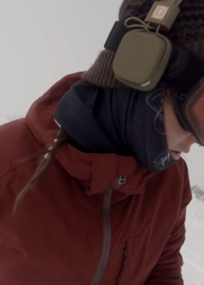  دب يطارد فتاة تتزلج على الجليد