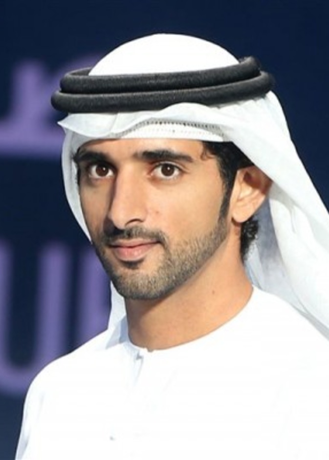 الشيخ حمدان بن محمد يفاجئ قائد عبارة باكستاني في دبي