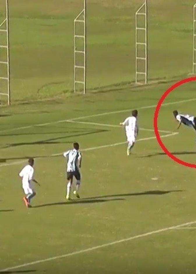 فيديو : فتى برازيلي يتصدر الصحف العالمية بـ ضربة العقرب