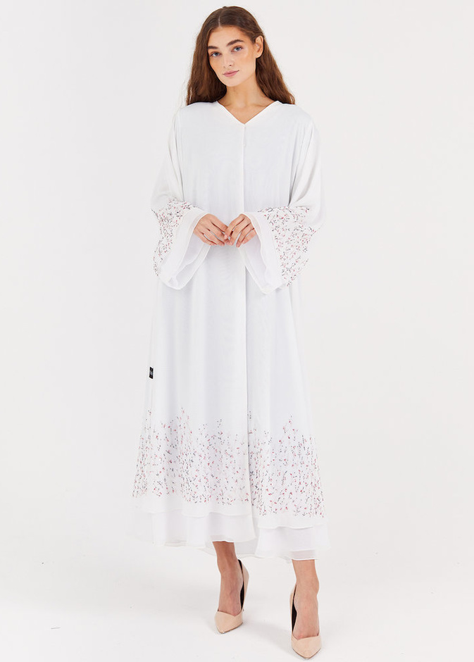 نعومة وأنوثة العباية باللون الأبيض مع لمسات جذابة من تصميم عبايات Bless